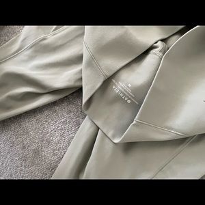 Athleta salutation stash pocket II 7/8, size medium